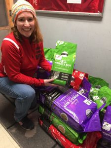 Anita d'Groin delivers cat litter
